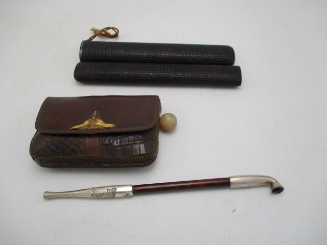 キセル　煙管　煙管入れ　ワニ革　煙草入れ　提げ物　翁　根付　締緒玉　銀吸口　虎