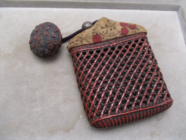 骨董品 レトロ アンティーク 根付 煙草入れ 網かご 締緒玉 彫刻 提げ物