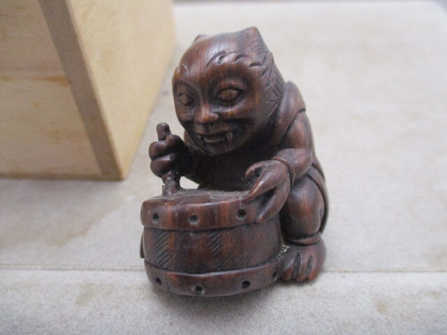 骨董品 根付 彫刻 太鼓に絵を描く雷 監修 印籠美術館 木製 共箱